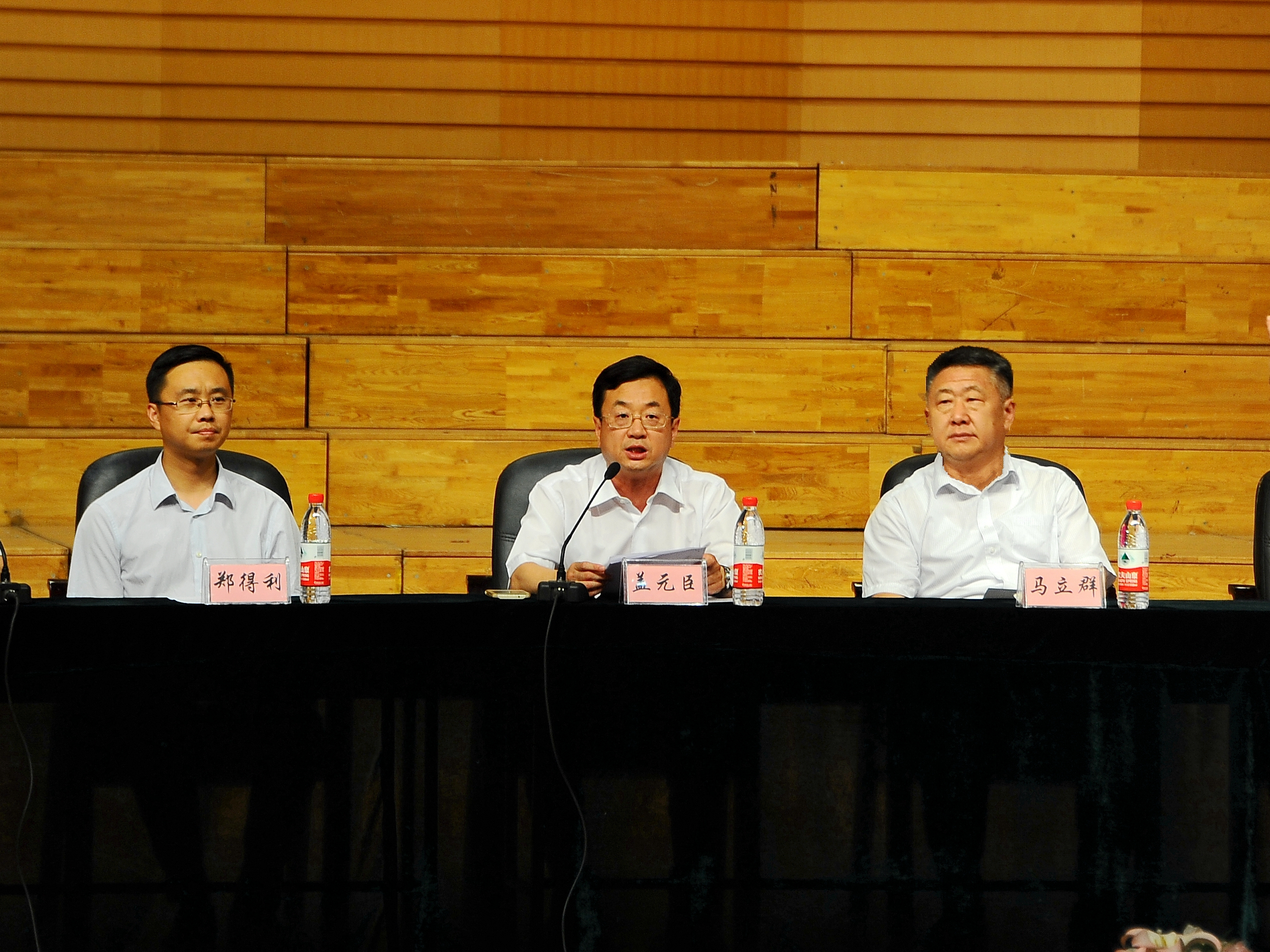 总经理隋熙凤,我校校长马立群,党委副书记盖元臣,常务副校长郑喜群,团