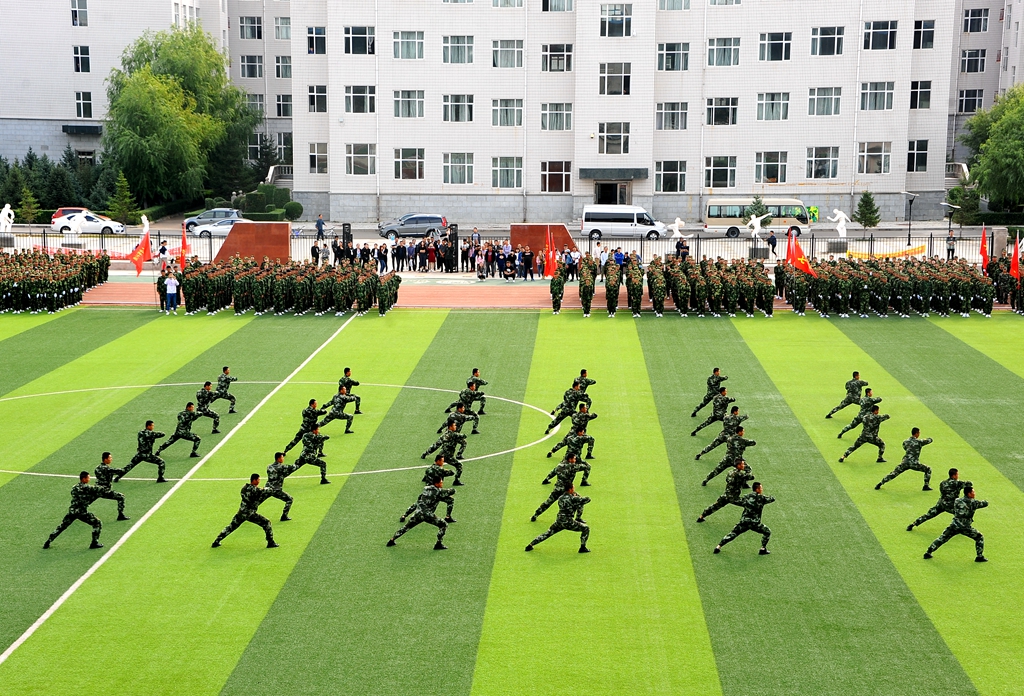学校举行2017级学生军训总结大会