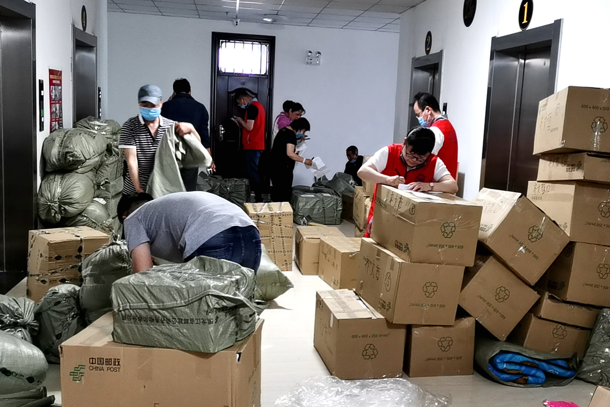 打包祝福、邮寄期许——我校教职员工在为2020届毕业生打包邮寄行李工作中彰显使命担当-齐齐哈尔大学