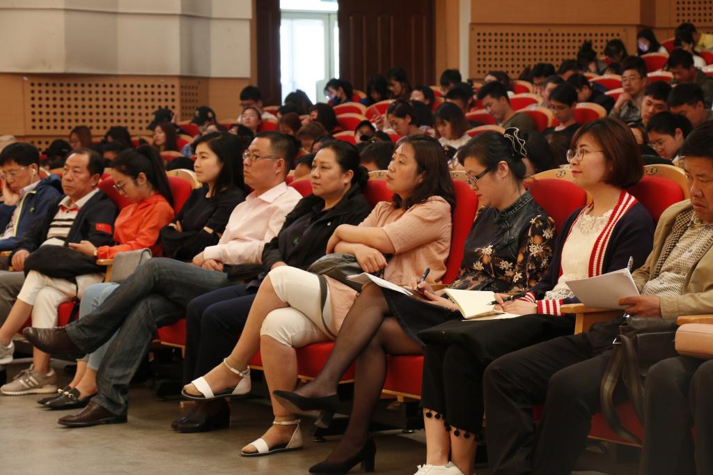 我校校友黑龙江广播电视台著名新闻主播王秋馥来校做学术讲座