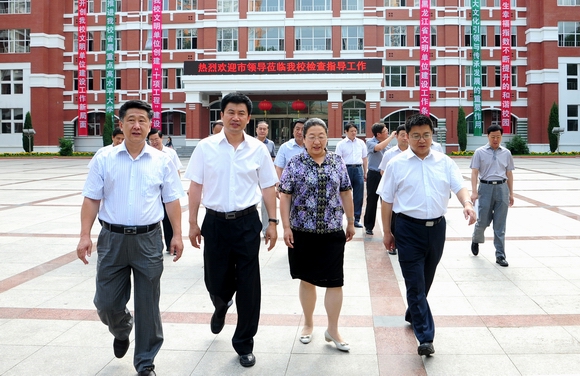 齐齐哈尔市市长韩冬炎一行深入到我校调研