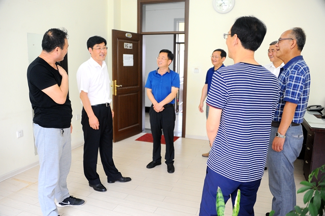 校党委书记杨晓龙到基层单位调研