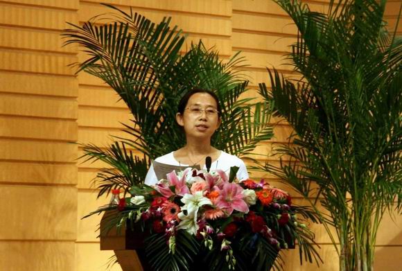 会上,教学名师代表贾丽华,教学督导员代表刘铁山,青年教师代表李奇楠